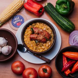 POROTOS CON LONGANIZA ENCEBOLLADA